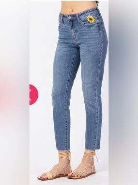 NWT JUDY BLUE HI-RISE RELAXED SUNFLOWER EMBROIDERY JEANS - 88257 Size 15/32